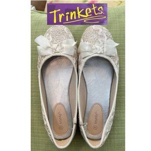 Trinkets "Cassidy" girls' slip-on shoes; light tan, bow on top; girls' size 2M